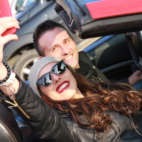 Guida a Milano-Cortina 2026: vivere il Sogno Olimpico con un pit-stop in Motor Valley 10 selfie ferrari